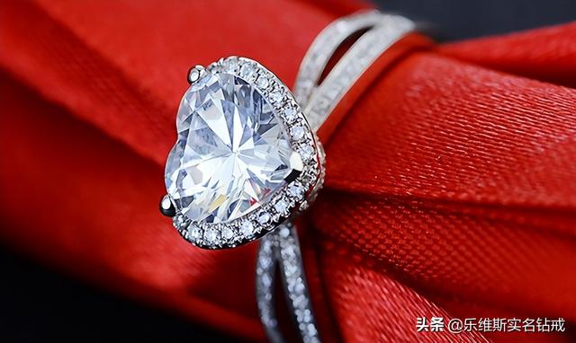 订婚戒指一般多少价位,一般求婚戒指什么价位-第1张图片-翡翠网