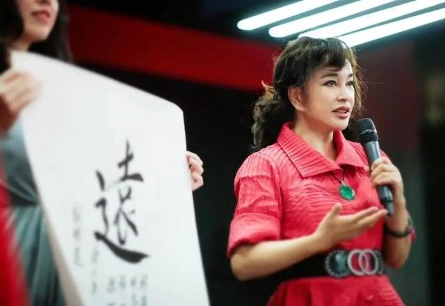 戴玉镯子的女人是什么样的人山西女人戴翡翠手镯-第5张图片-翡翠网