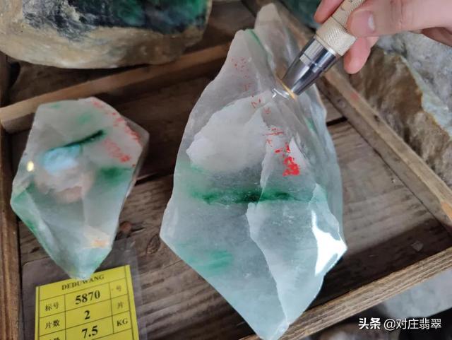 平洲翡翠原石鉴别方法赌石市场的石头有假吗-第4张图片-翡翠网