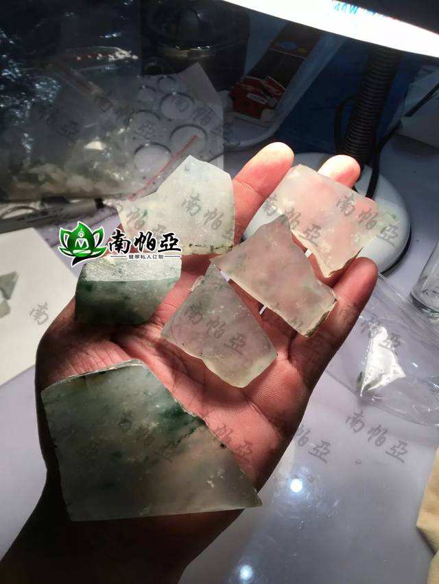 玻璃种翡翠有裂纹,玻璃种翡翠原石裂纹-第1张图片-翡翠网