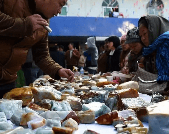 瑞丽翡翠原石市场图片,瑞丽翡翠原石市场-第2张图片-翡翠网