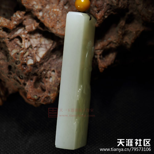 【天一玉器】新疆和田玉白玉籽料挂件 一览众山 57克(转载)-第3张图片-翡翠网